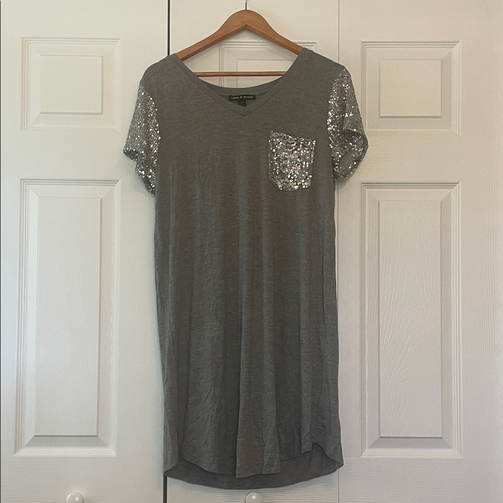Cable & Gauge Gray V-Neck Top